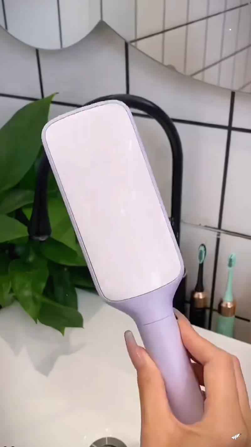 Bravora's Retractable Hairbrush